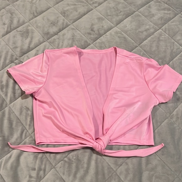 🩷 NEW sexy outfit! Pink open/tie front crop top & ruffled boy shorts w/bow. - Picture 6 of 6